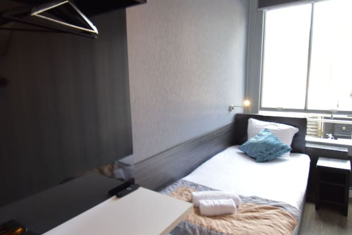 Room 11 of 38