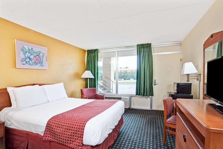 1 Queen Bed (5 of 7)