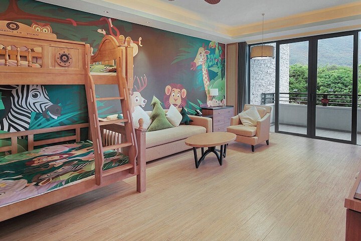 Room 26 of 163