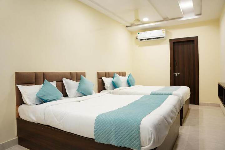 Room 4 of 16