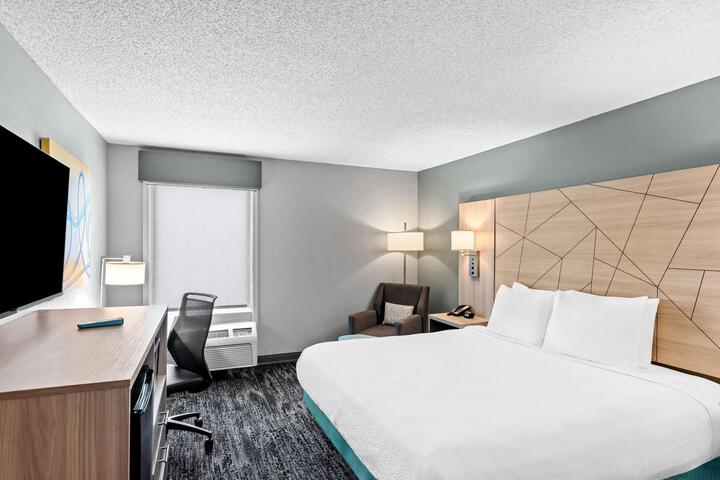 1 King Accessible Comm Assist Roll in Shower Microwave, Refrigerator WiFi Full Breakfast (2 of 9)