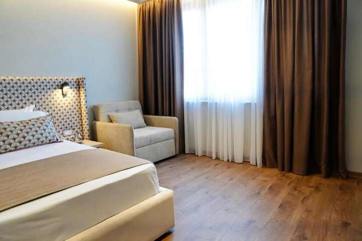 Room 2 of 27