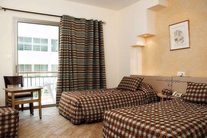 Room 14 of 32