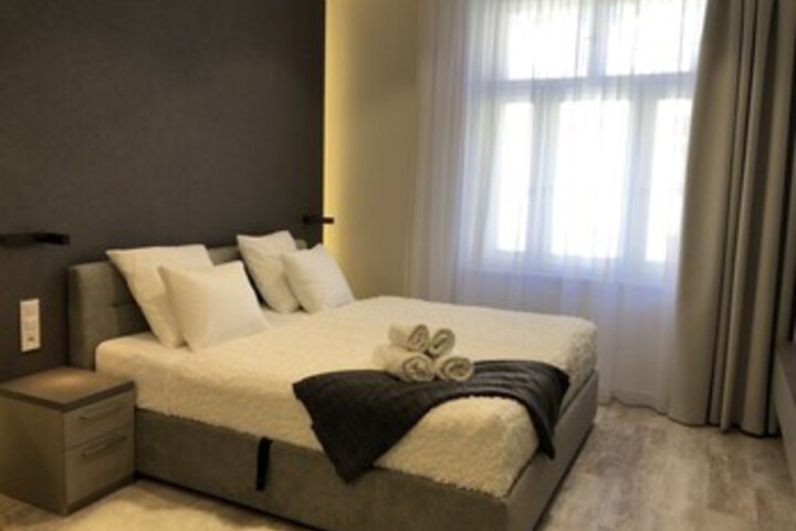 Room 7 of 27