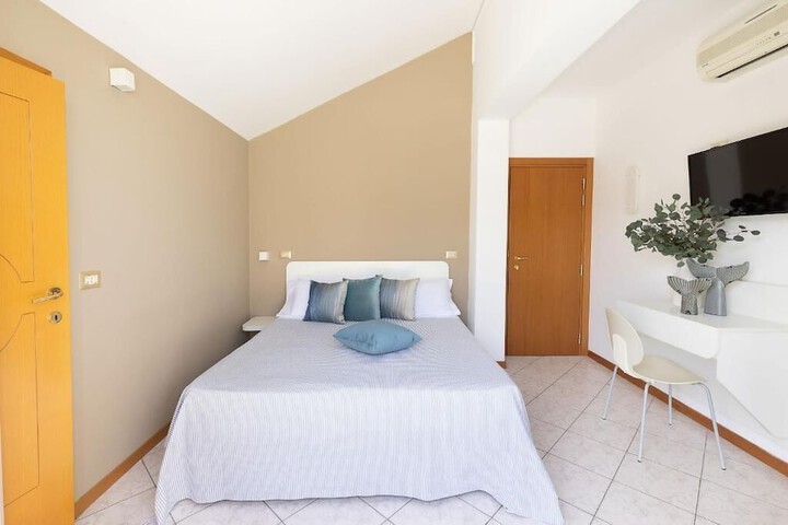 Room 8 of 43