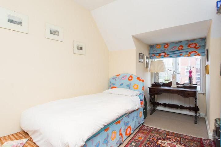 Room 2 of 5