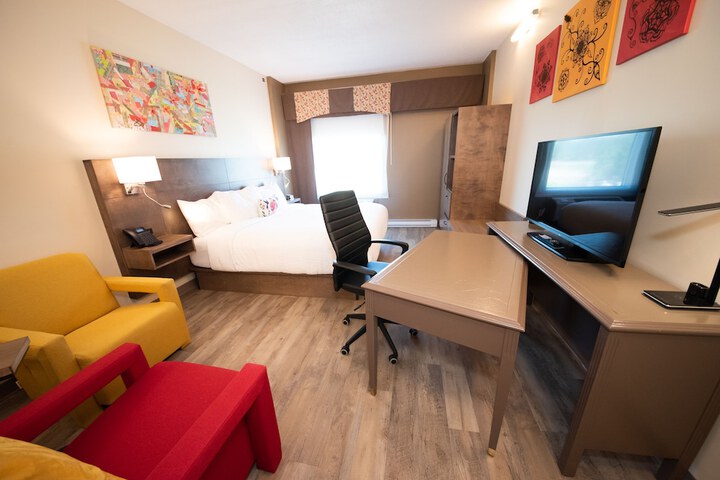 1 King Bed (3 of 14)