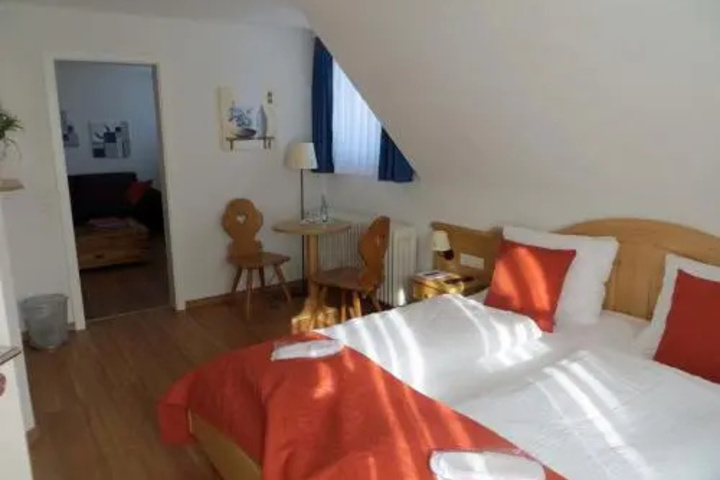 Room 4 of 16