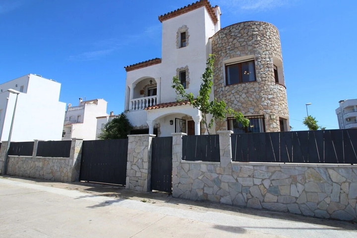 Holiday Home in Empuriabrava With a Private Swimming Pool