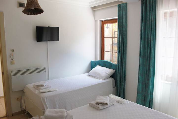 Room 6 of 25