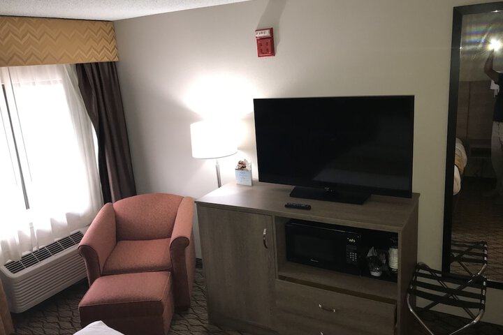 1 Queen Bed Accessible Room (12 of 18)