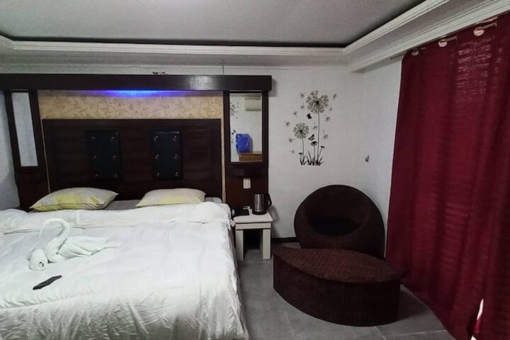 Room 7 of 13