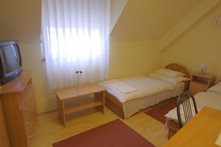 Room 8 of 70