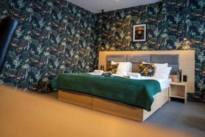 Room 10 of 84