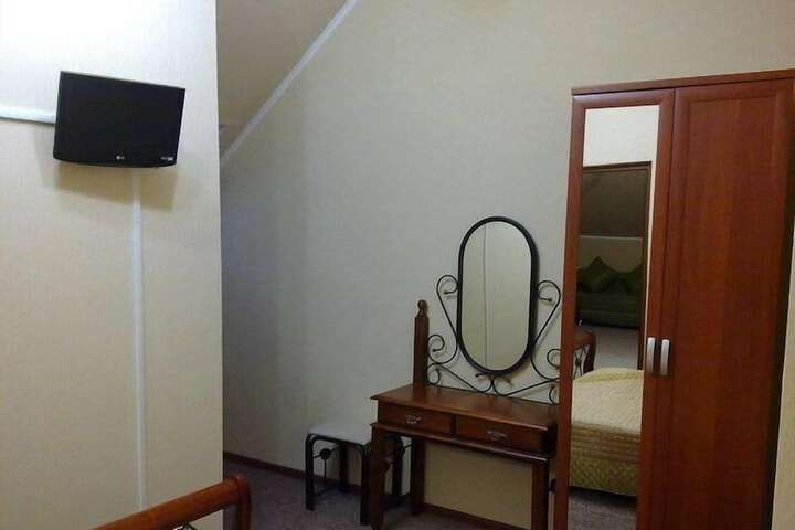 Room 13 of 22