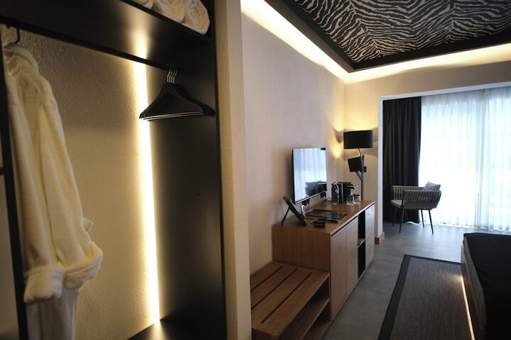 Room 8 of 104