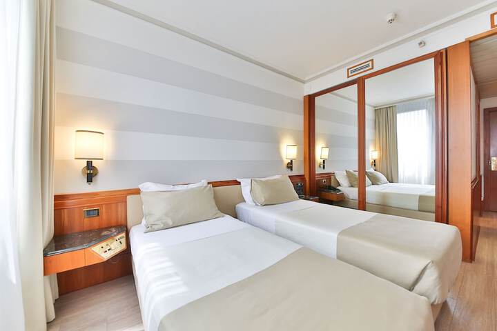 Room 32 of 79