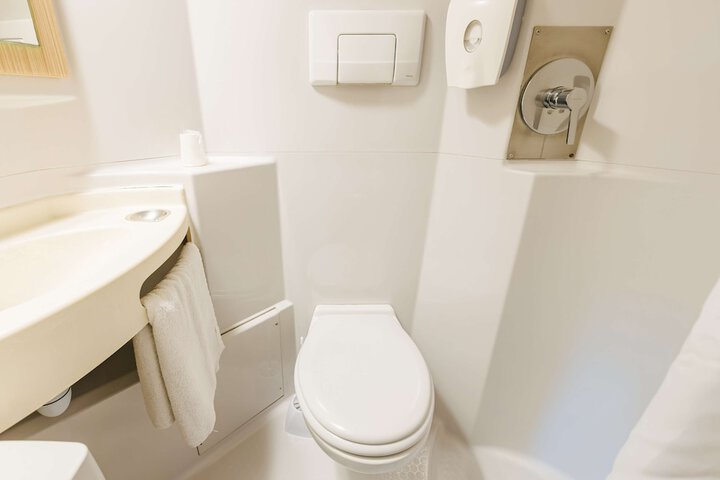 Room 32 of 46