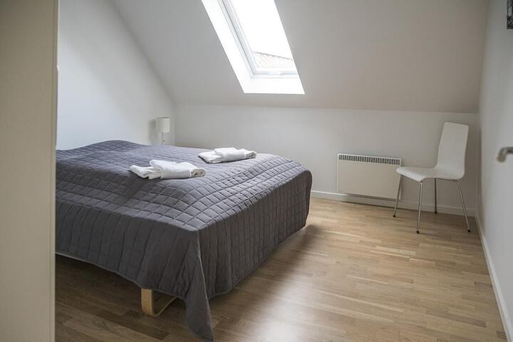 Room 2 of 20