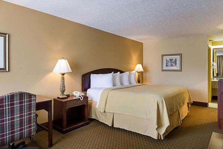 1 King Bed (2 of 6)