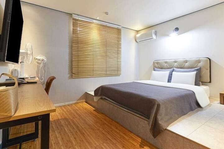 Room 9 of 14