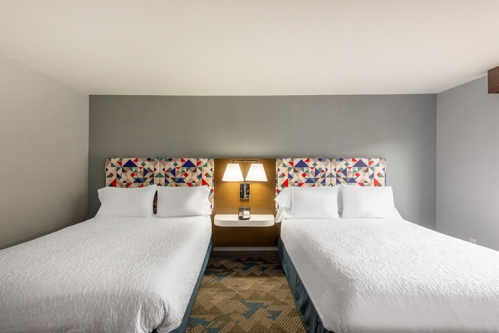 2 Queen Beds (9 of 12)