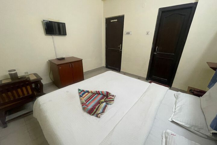 Room 11 of 32
