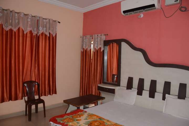 Room 5 of 12