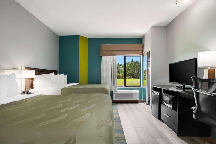 2 Queen Beds (2 of 10)