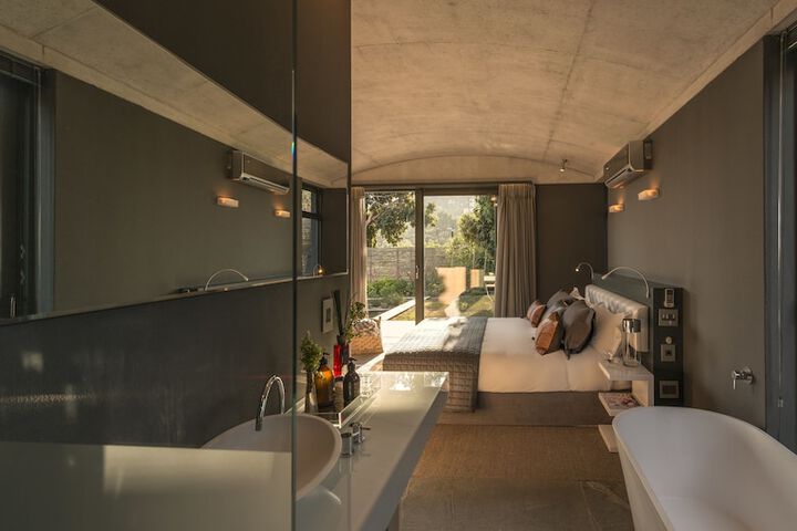 Room 4 of 107