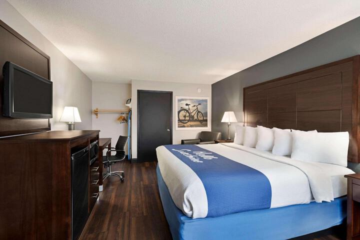 1 King Bed Accessible (4 of 8)