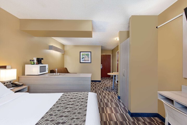 1 Queen Bed (6 of 27)