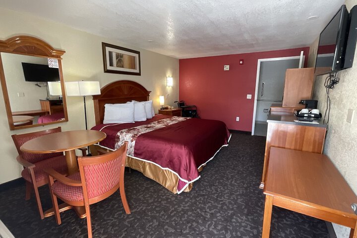 1 King Bed (6 of 17)