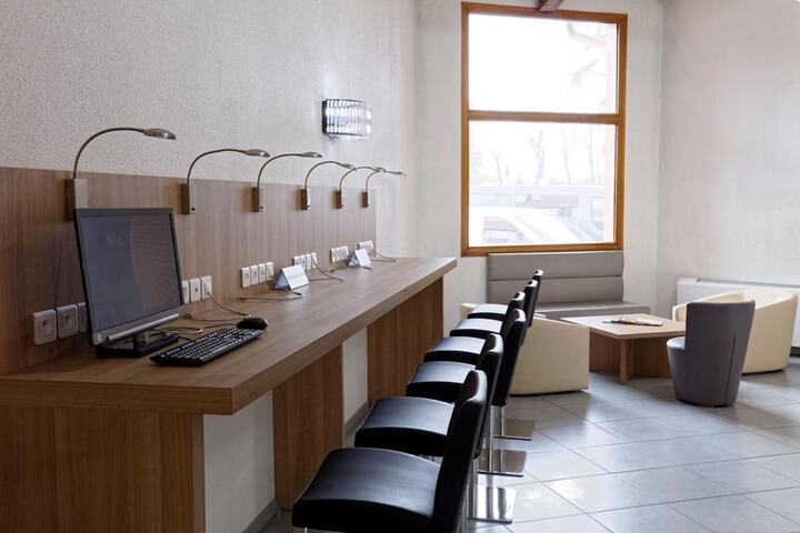 Business Center 67 of 77