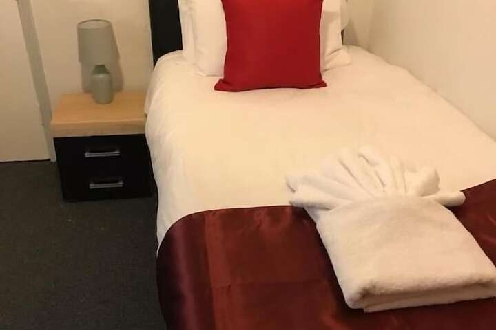 Room 6 of 18