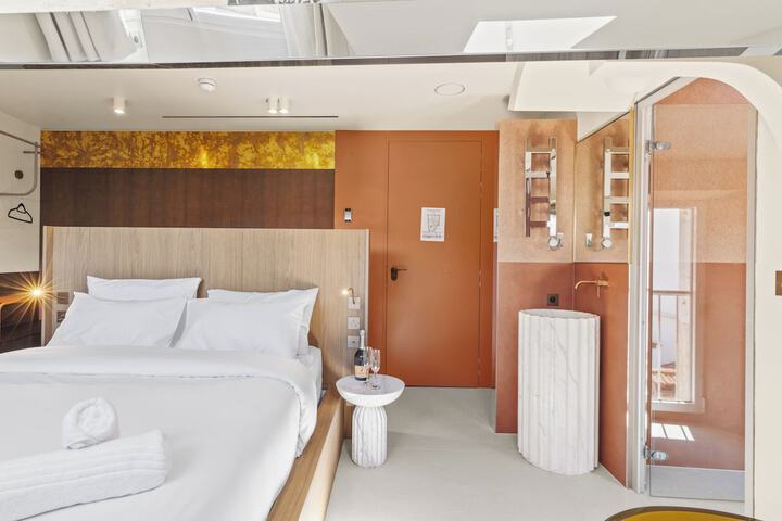 Room 26 of 102