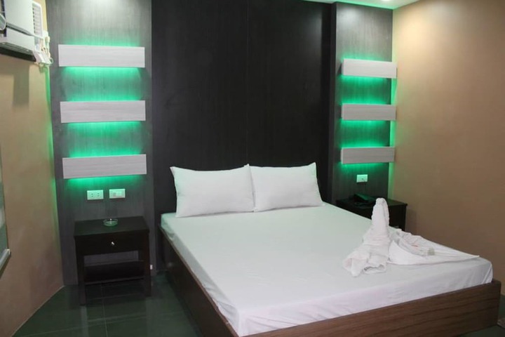 Room 15 of 33
