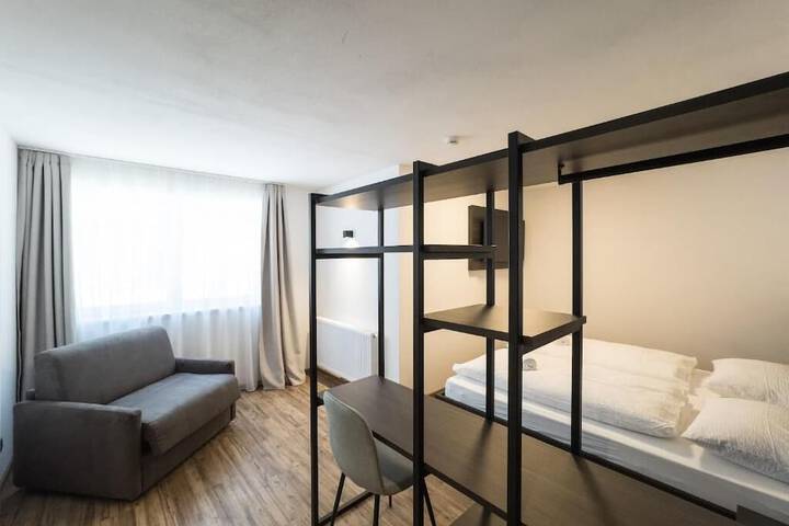 Room 4 of 40
