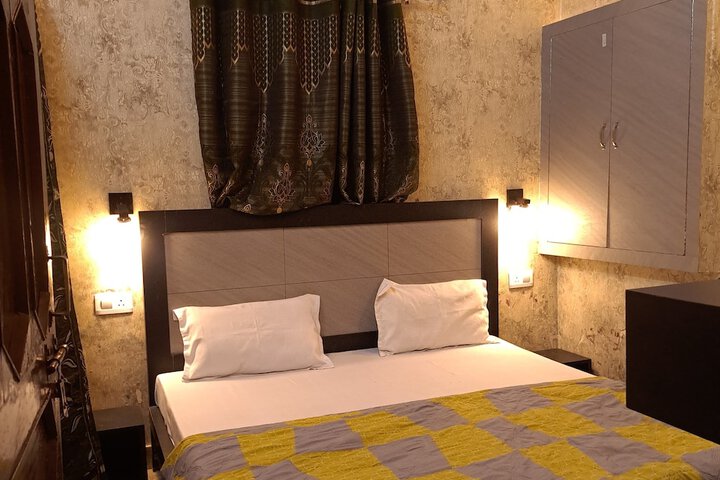 Room 7 of 11