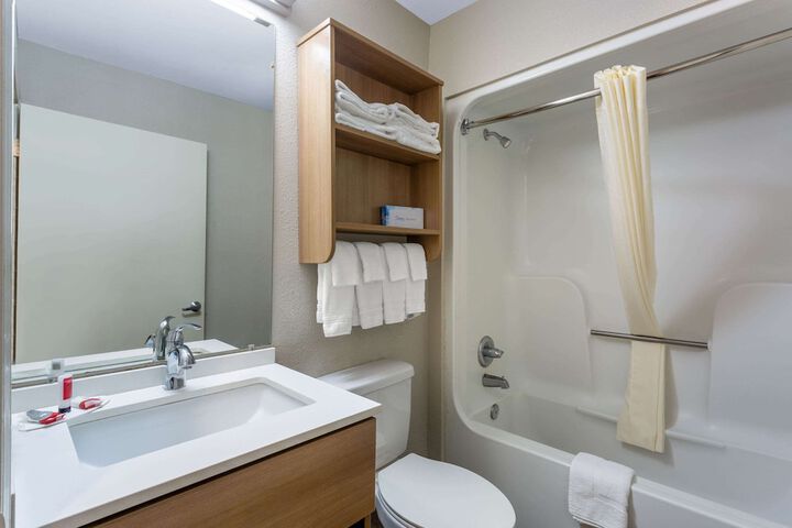 1 Queen Bed Accessible Room (21 of 25)