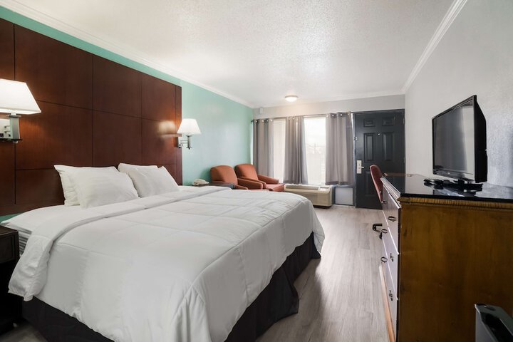 1 King Bed (9 of 18)
