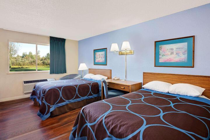 1 Double Bed Mobility Hearing Accessible Room Bathtub with Grab Bars (7 of 8)