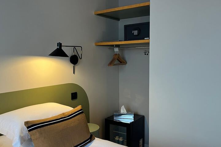 Room 4 of 11