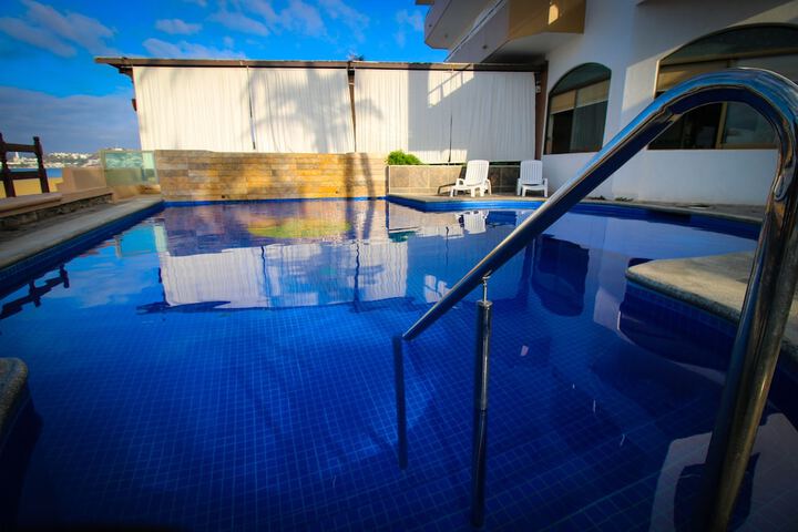 Hotel Pool