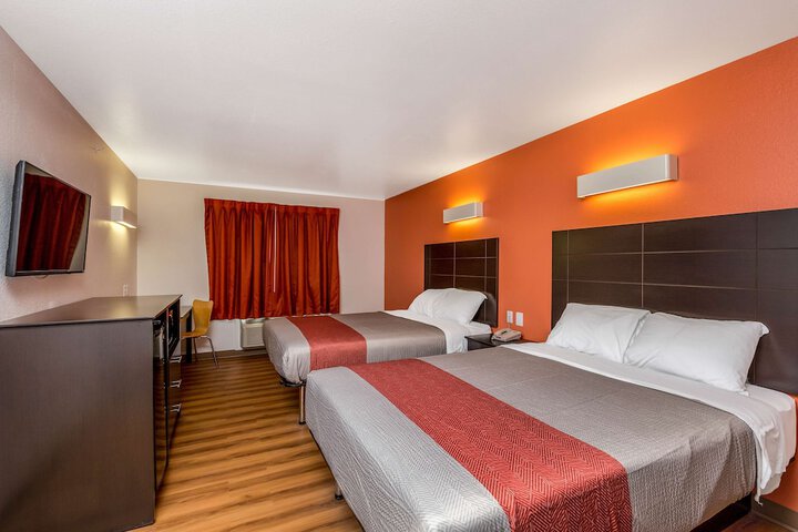 Deluxe Room 2 Double Beds Refrigerator, Microwave (4 of 13)