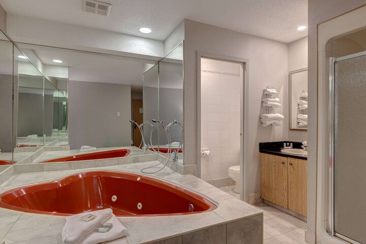 1 King Bed Hot Tub (13 of 19)