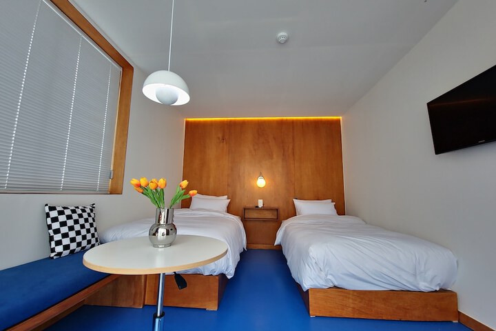 Room 13 of 28