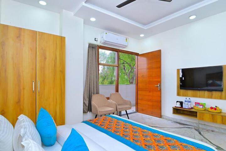 Room 4 of 9