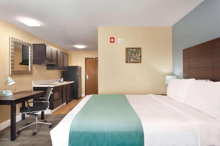 1 Queen Bed (21 of 26)