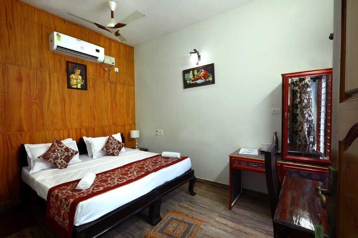 Room 3 of 73